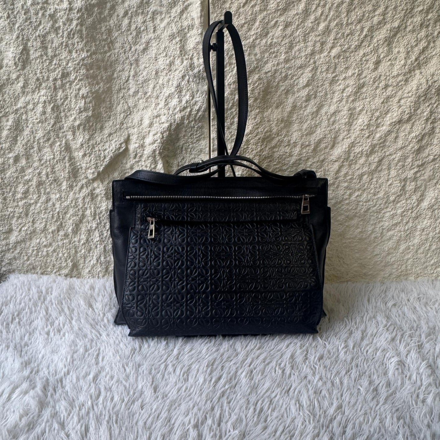 Loewe Anagram Embossed Leather Shoulder Bag (Pre-Owned)