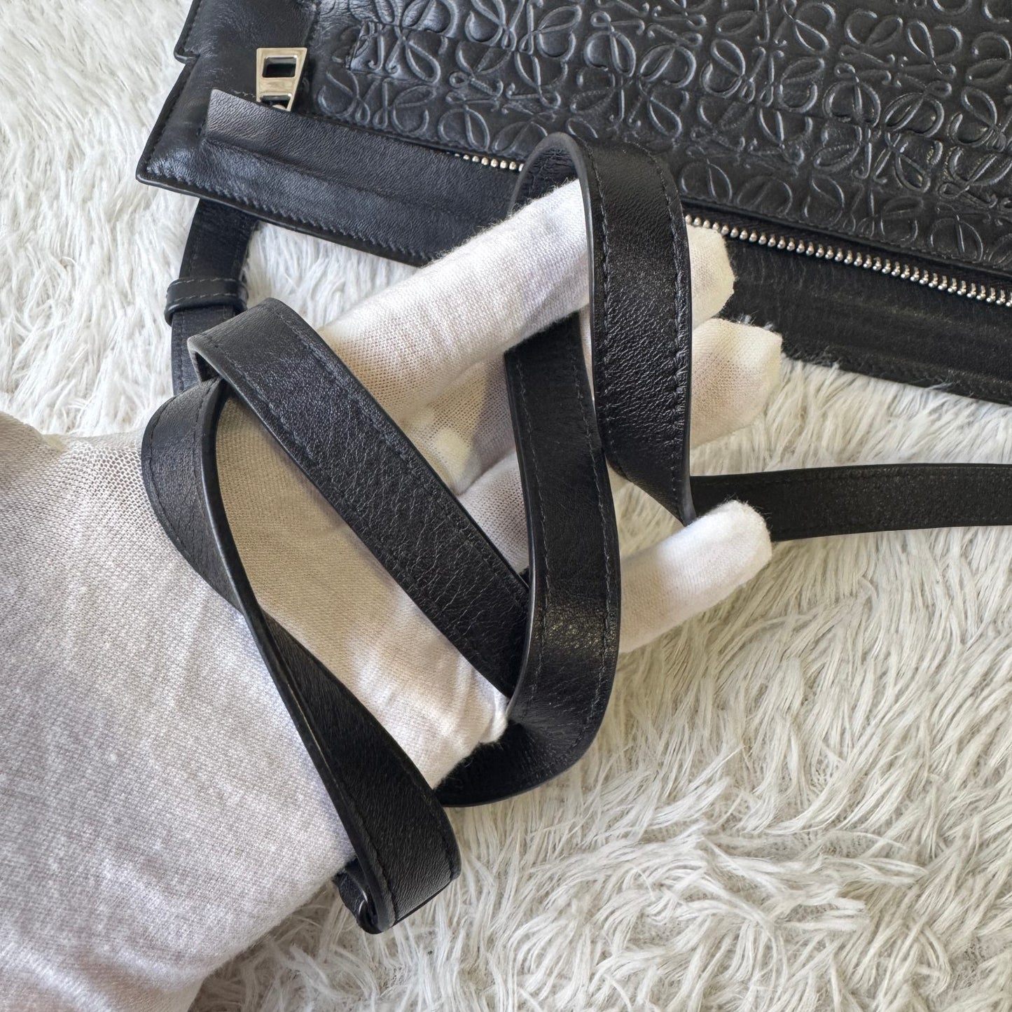 Loewe Anagram Embossed Leather Shoulder Bag (Pre-Owned)