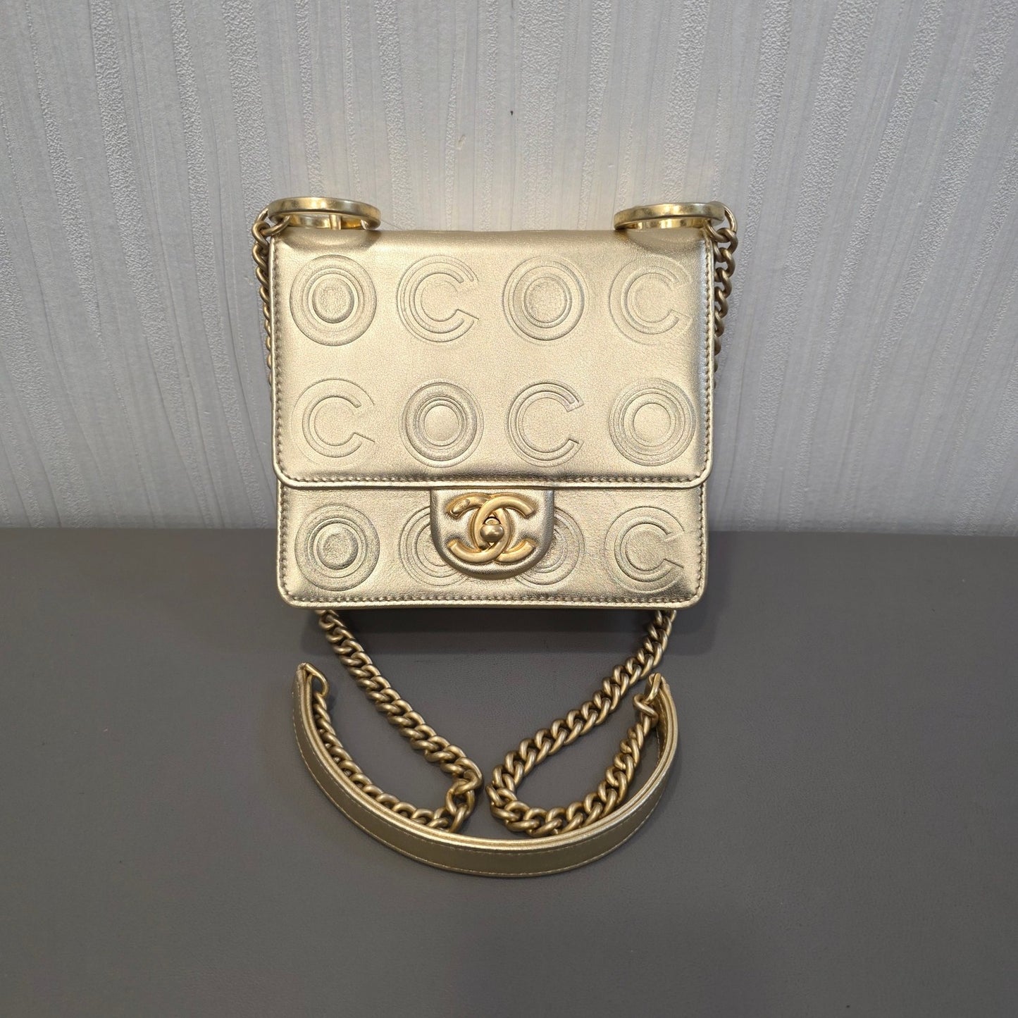 Chanel CC Logo Embossed Metallic Chain Shoulder Bag (Pre-Owned)