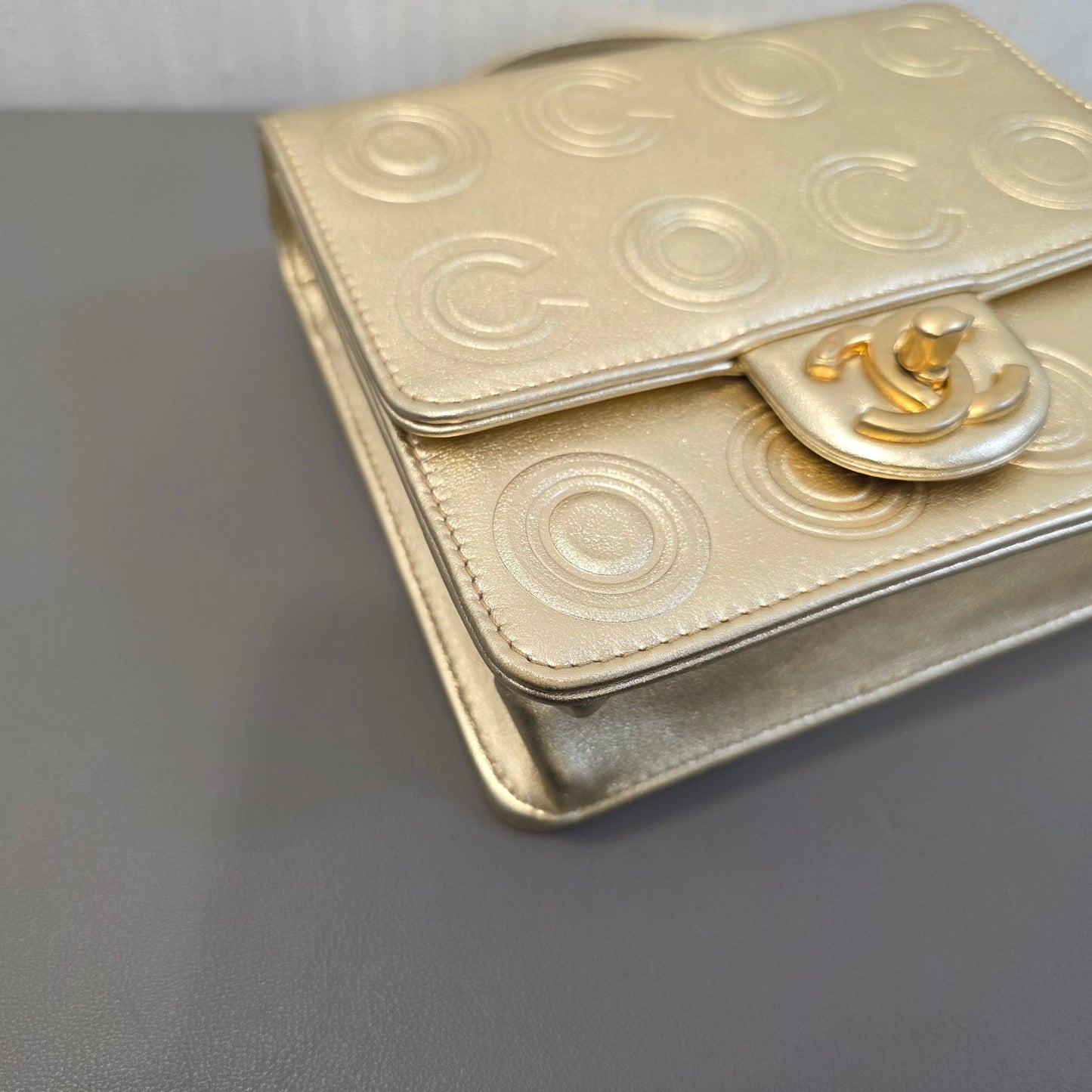 Chanel CC Logo Embossed Metallic Chain Shoulder Bag (Pre-Owned)