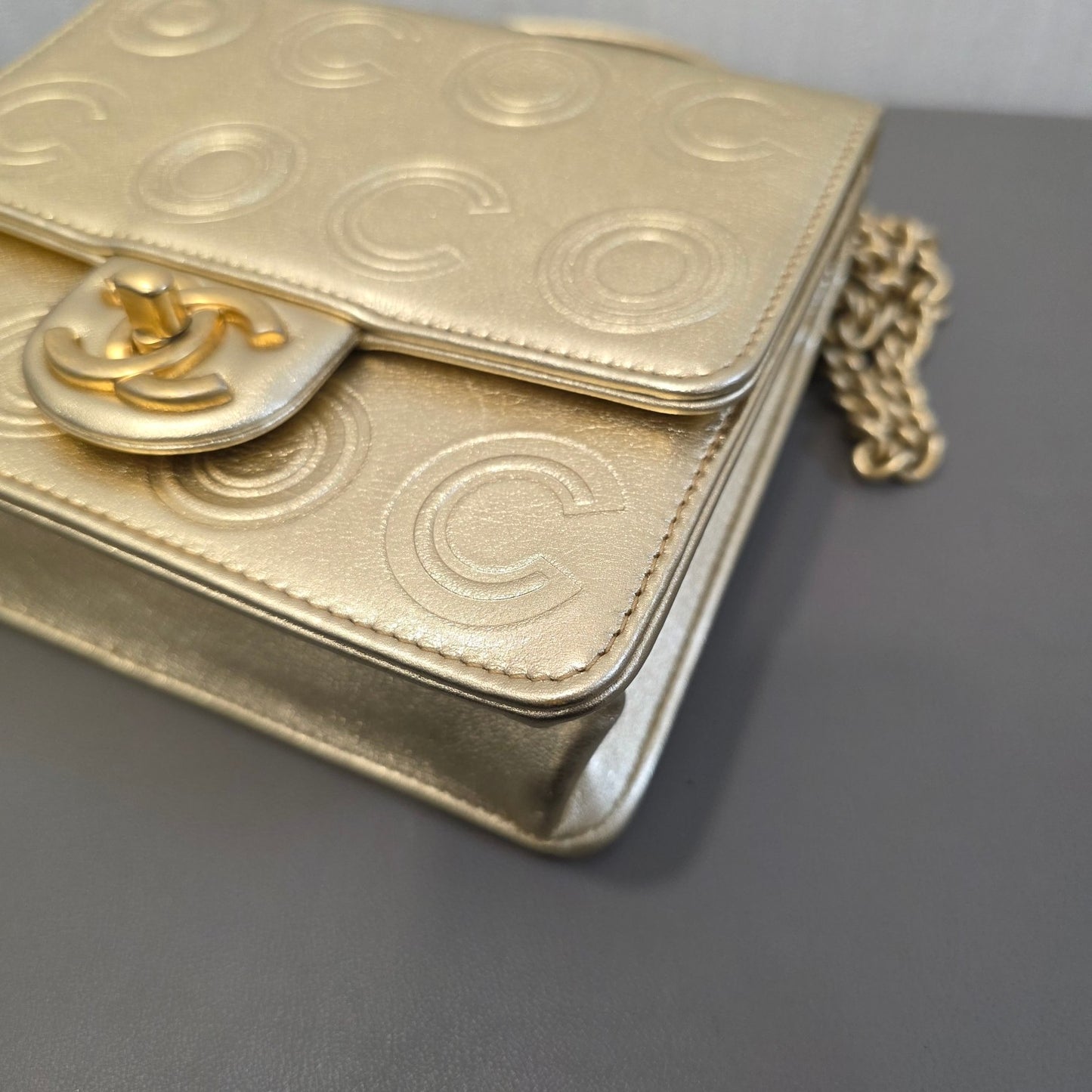 Chanel CC Logo Embossed Metallic Chain Shoulder Bag (Pre-Owned)