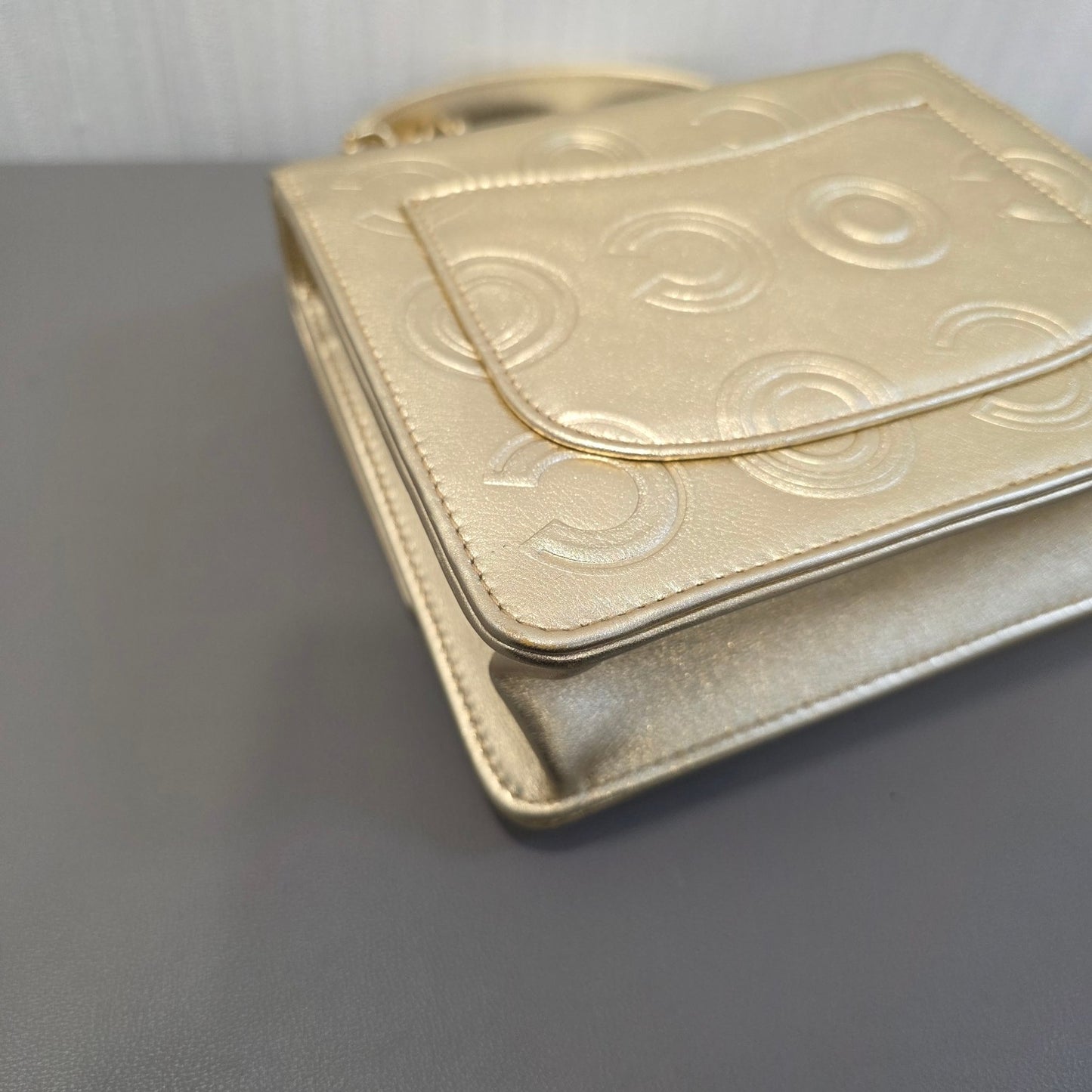 Chanel CC Logo Embossed Metallic Chain Shoulder Bag (Pre-Owned)
