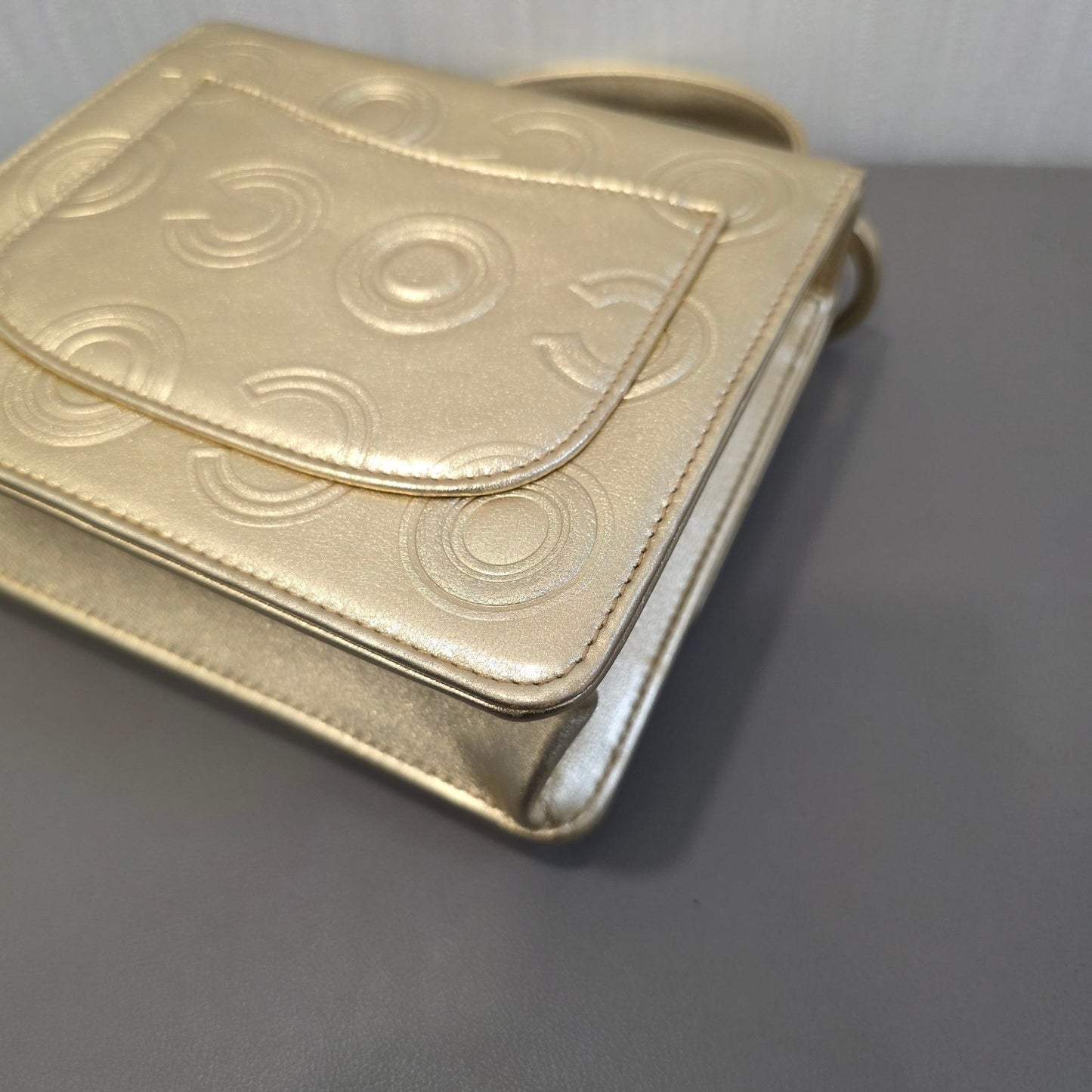 Chanel CC Logo Embossed Metallic Chain Shoulder Bag (Pre-Owned)