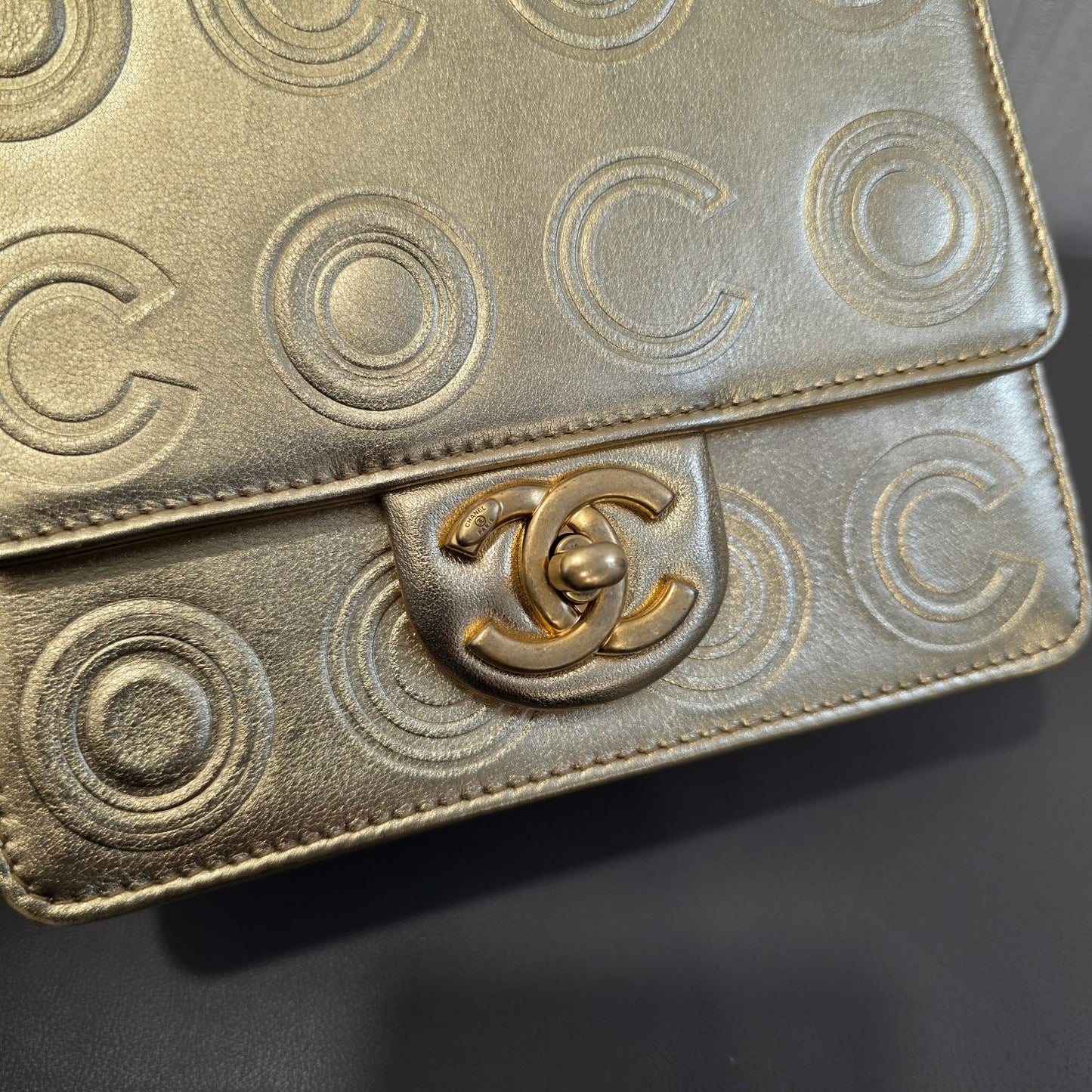 Chanel CC Logo Embossed Metallic Chain Shoulder Bag (Pre-Owned)