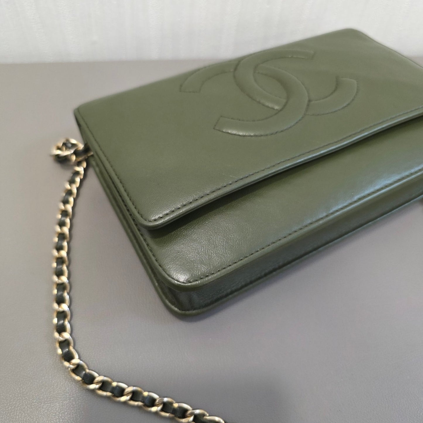 Chanel CC Logo Leather Chain Wallet Bag (Pre-Owned)