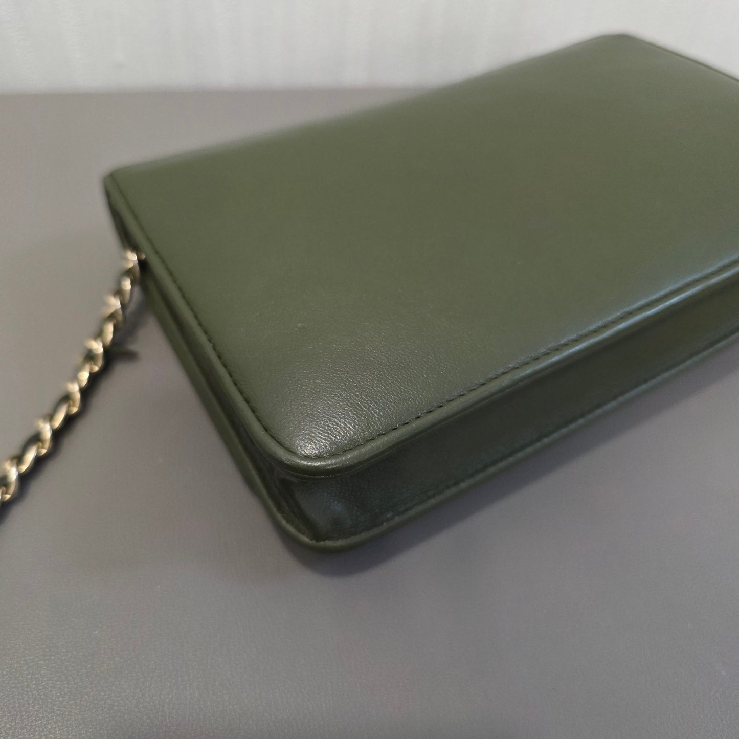Chanel CC Logo Leather Chain Wallet Bag (Pre-Owned)