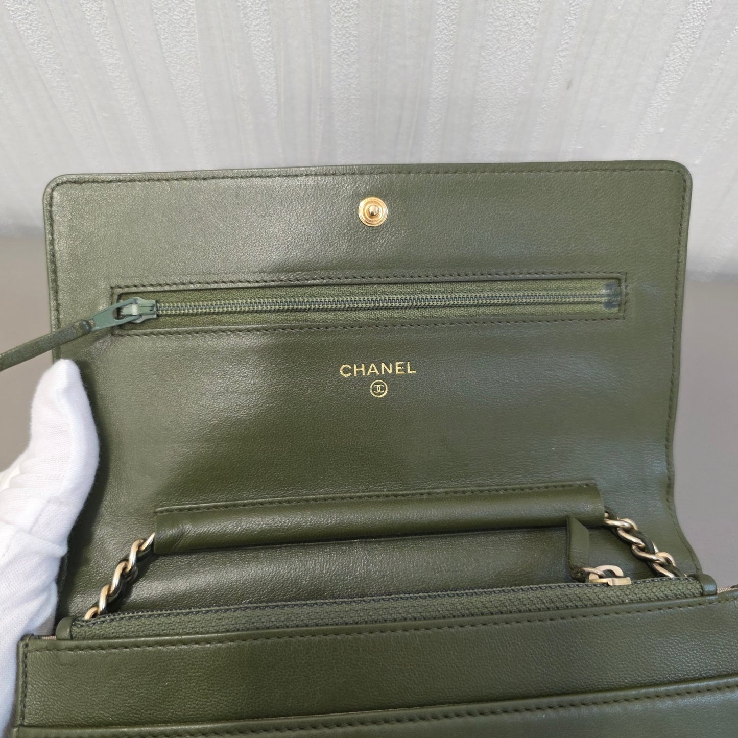 Chanel CC Logo Leather Chain Wallet Bag (Pre-Owned)