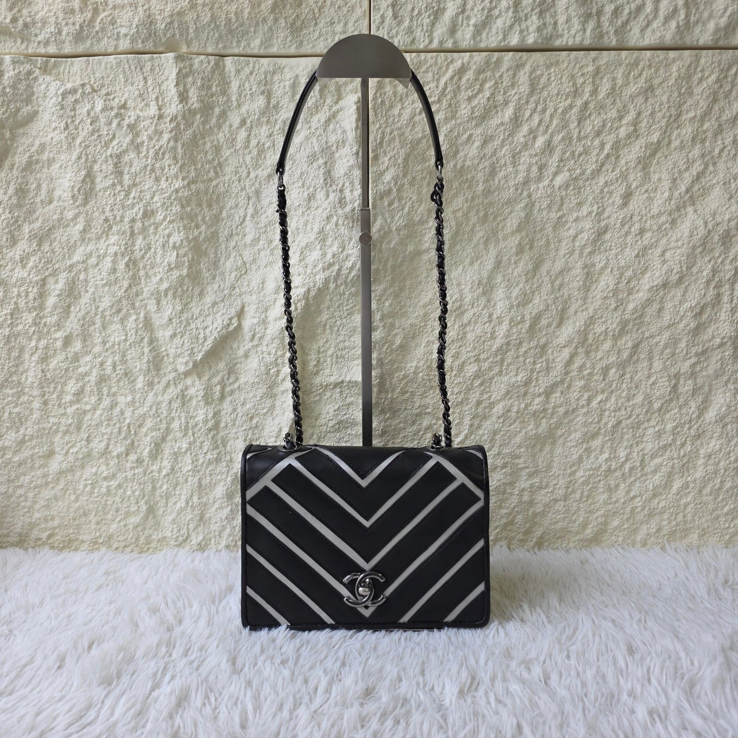 Chanel Chevron Contrast Flap Chain Bag (Pre-Owned)
