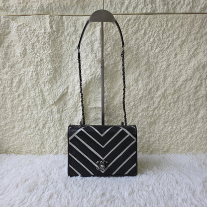 Chanel Chevron Contrast Flap Chain Bag (Pre-Owned)