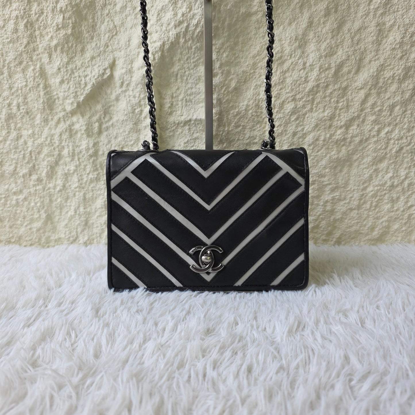 Chanel Chevron Contrast Flap Chain Bag (Pre-Owned)