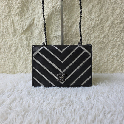 Chanel Chevron Contrast Flap Chain Bag (Pre-Owned)