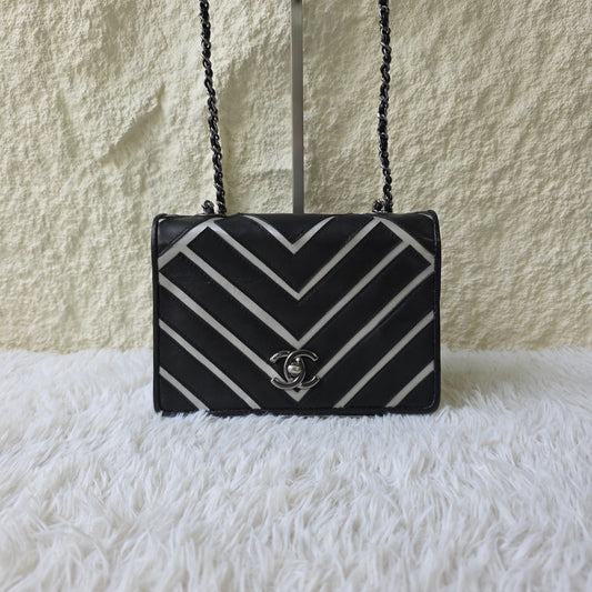 Chanel Chevron Contrast Flap Chain Bag (Pre-Owned)