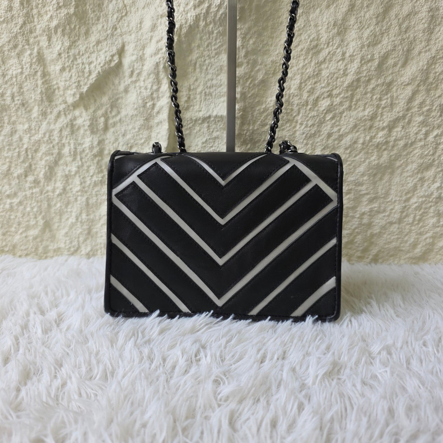 Chanel Chevron Contrast Flap Chain Bag (Pre-Owned)