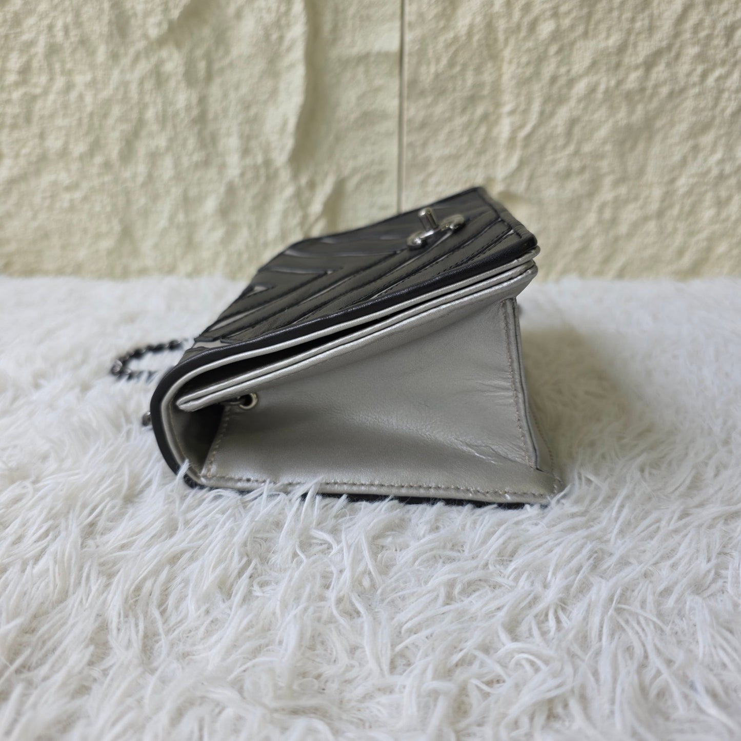 Chanel Chevron Contrast Flap Chain Bag (Pre-Owned)