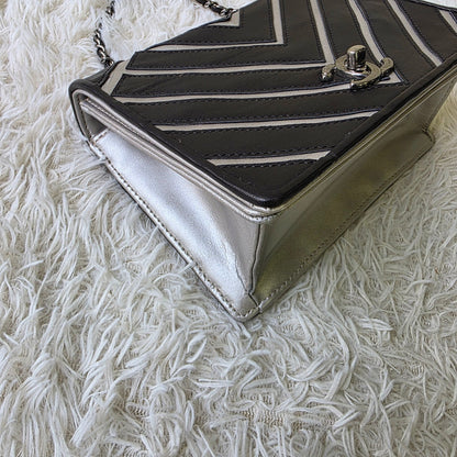 Chanel Chevron Contrast Flap Chain Bag (Pre-Owned)