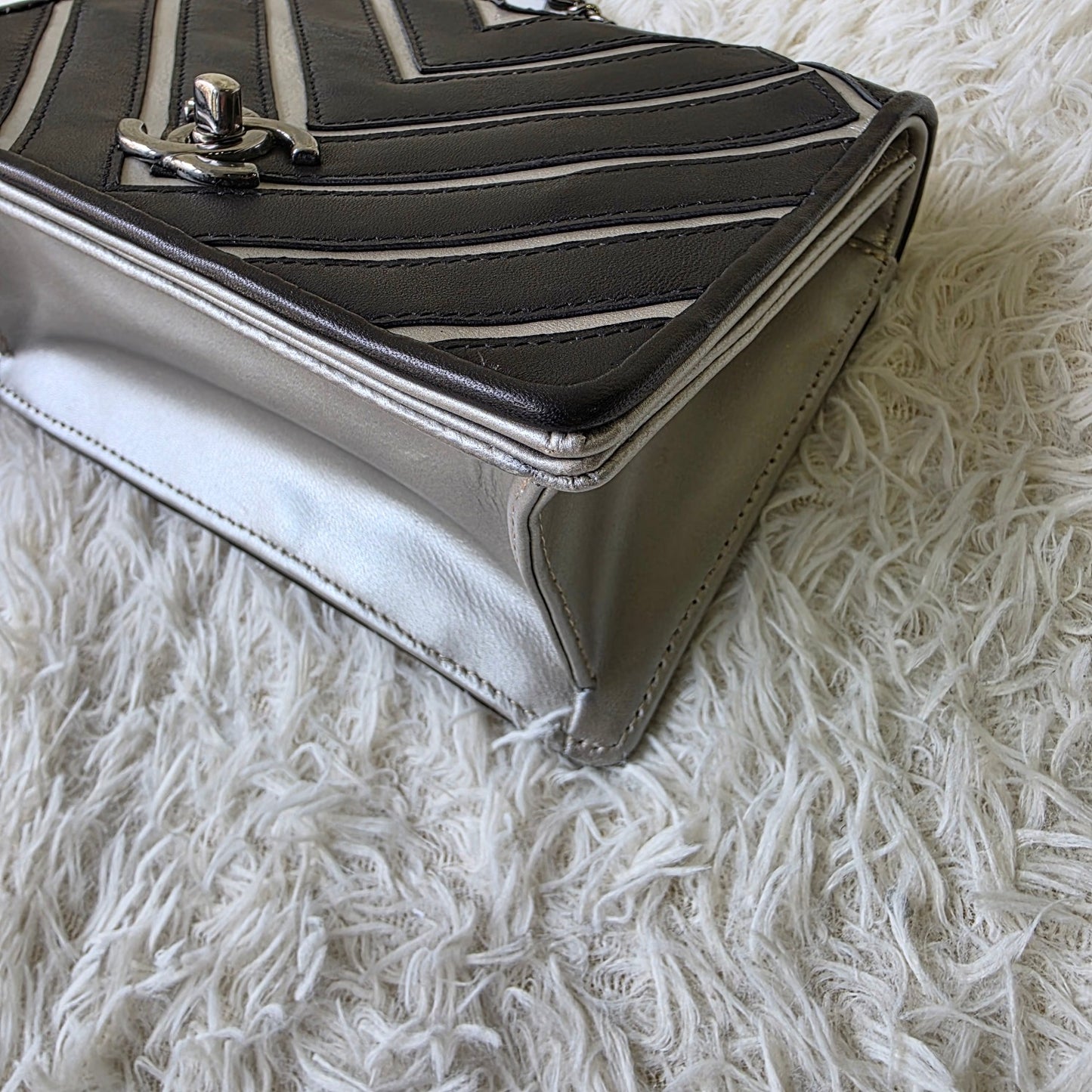 Chanel Chevron Contrast Flap Chain Bag (Pre-Owned)
