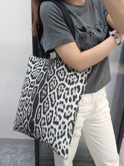 Saint Laurent Leopard Print Canvas Tote Bag (Pre-Owned)