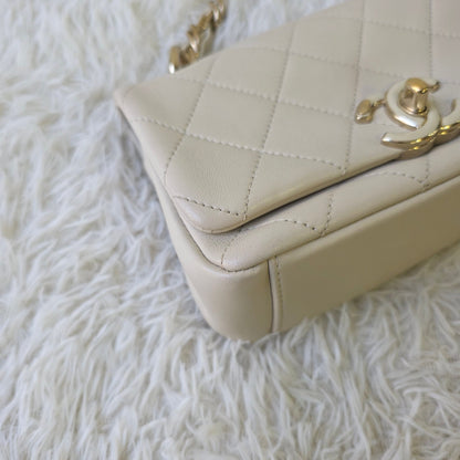 Chanel Quilted Chain Shoulder Bag (Pre-Owned)