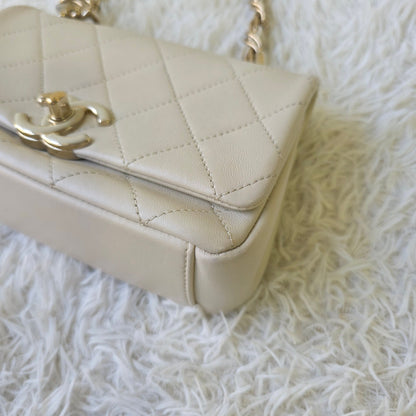 Chanel Quilted Chain Shoulder Bag (Pre-Owned)