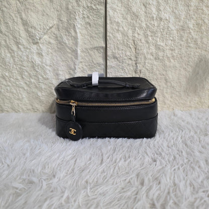 Chanel Quilted Leather Vanity Case (Pre-Owned)