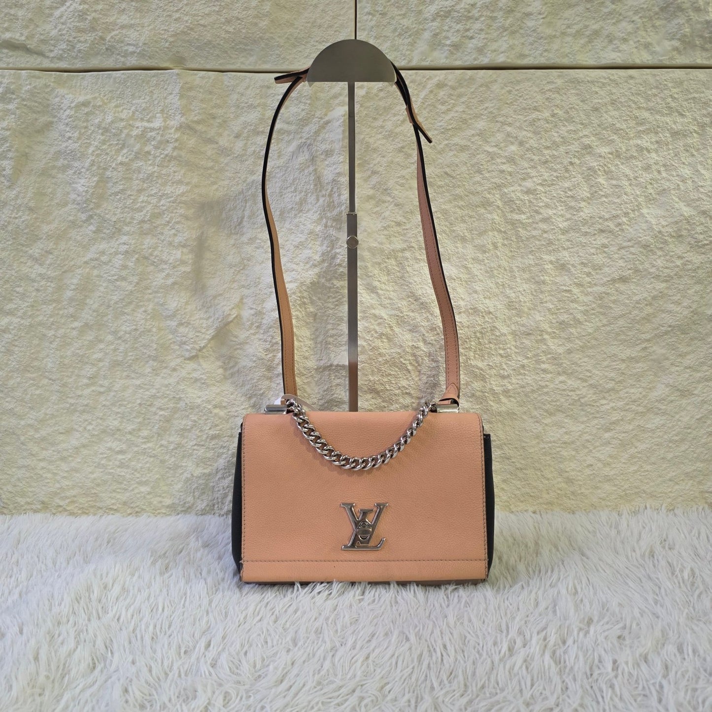 1 Louis Vuitton Lockme Chain Shoulder Bag (Pre-Owned)
