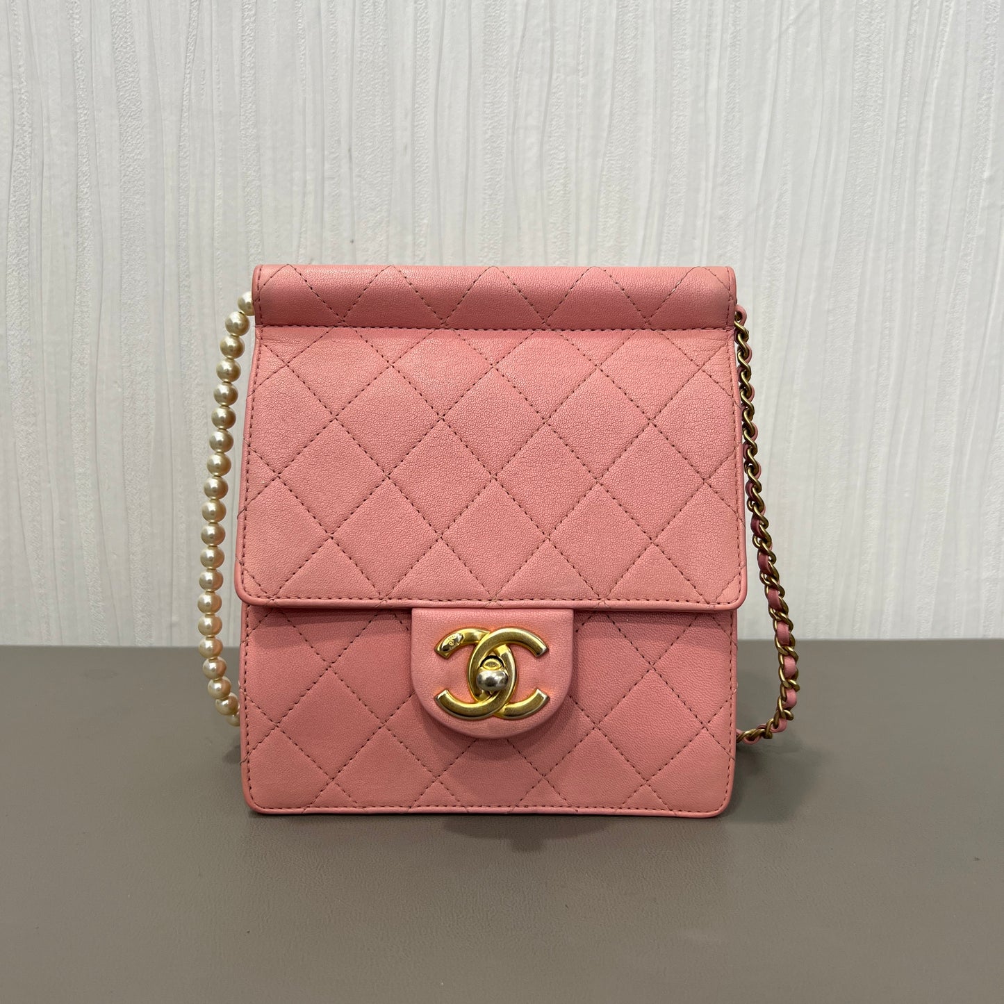 Chanel Quilted Leather Chain Wallet Bag (Pre-Owned)