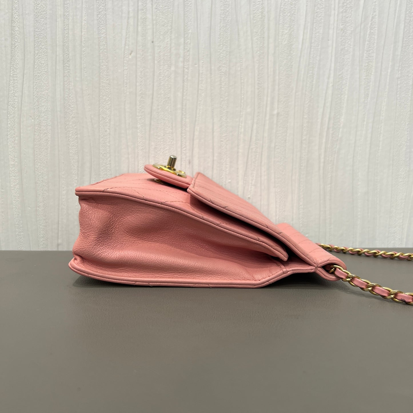 Chanel Quilted Leather Chain Wallet Bag (Pre-Owned)