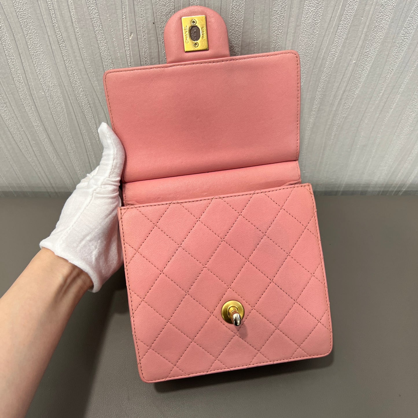 Chanel Quilted Leather Chain Wallet Bag (Pre-Owned)
