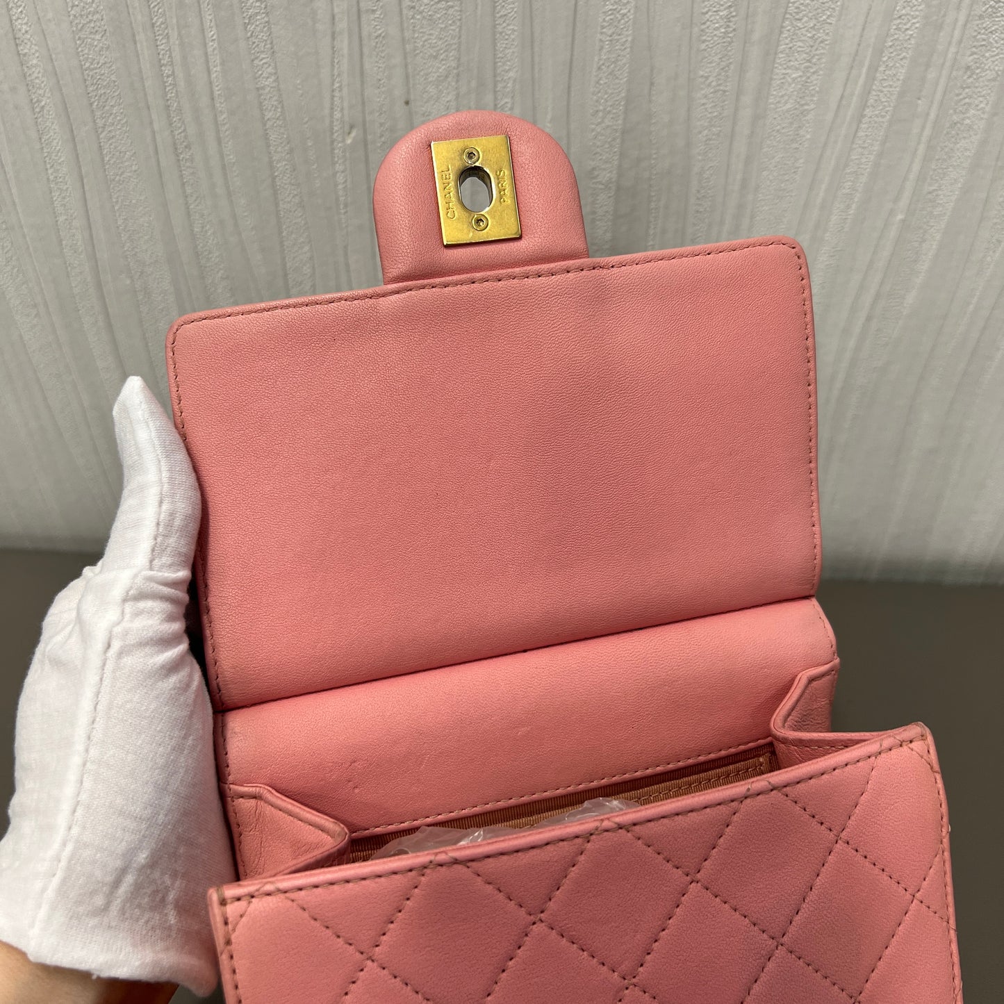 Chanel Quilted Leather Chain Wallet Bag (Pre-Owned)
