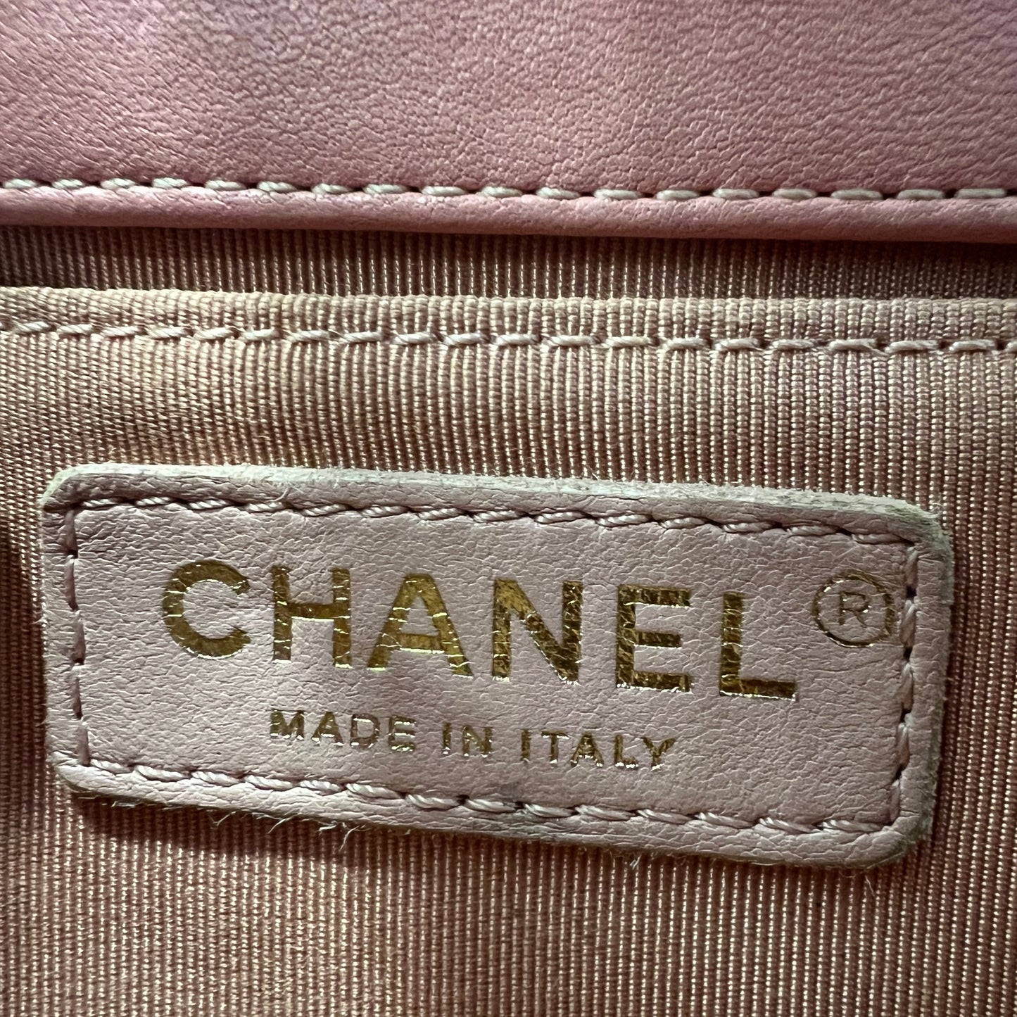 Chanel Quilted Leather Chain Wallet Bag (Pre-Owned)