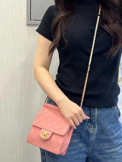 Chanel Quilted Leather Chain Wallet Bag (Pre-Owned)