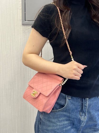 Chanel Quilted Leather Chain Wallet Bag (Pre-Owned)