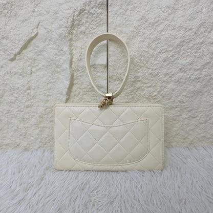 Chanel Quilted Leather Wristlet Clutch Bag (Pre-Owned)
