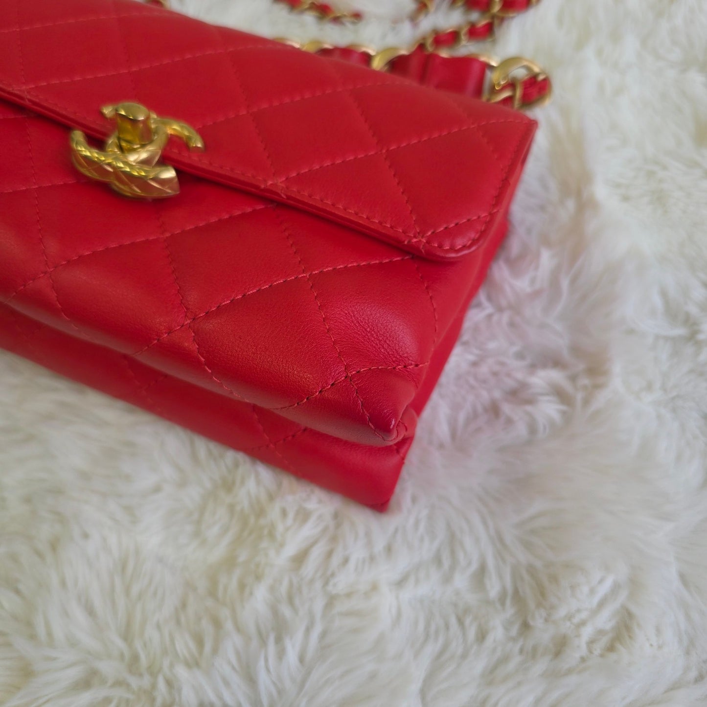 Chanel Quilted Leather Chain Shoulder Bag (Pre-Owned)