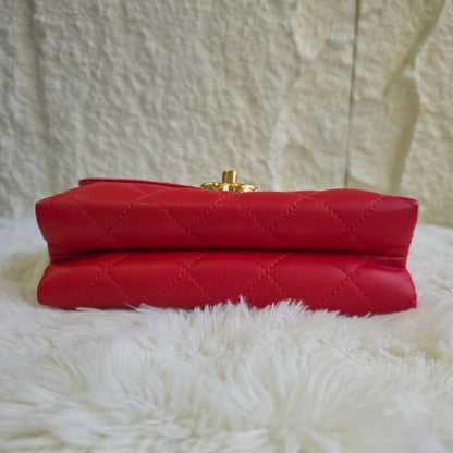 Chanel Quilted Leather Chain Shoulder Bag (Pre-Owned)