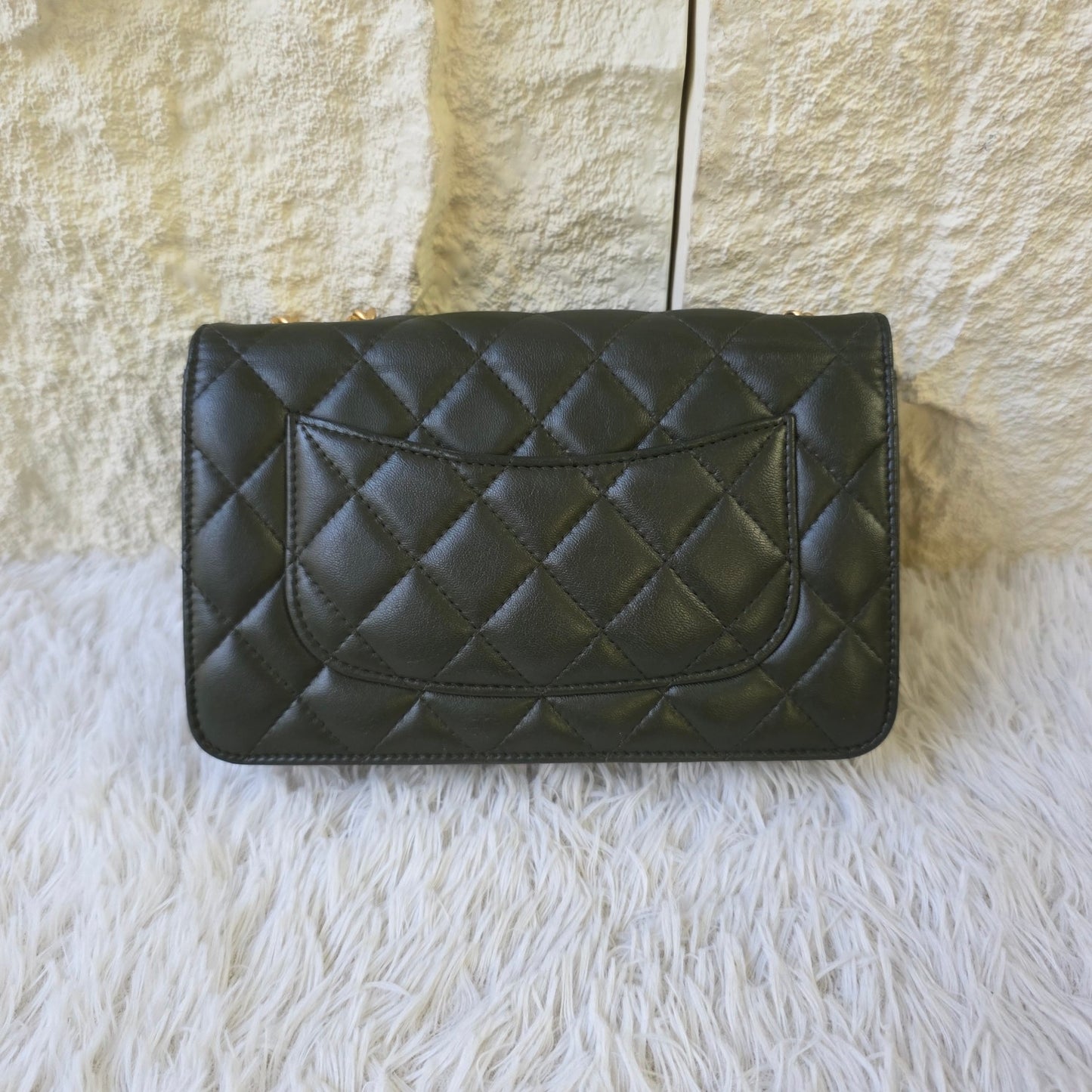 Chanel Quilted Leather Chain Wallet Bag (Pre-Owned)