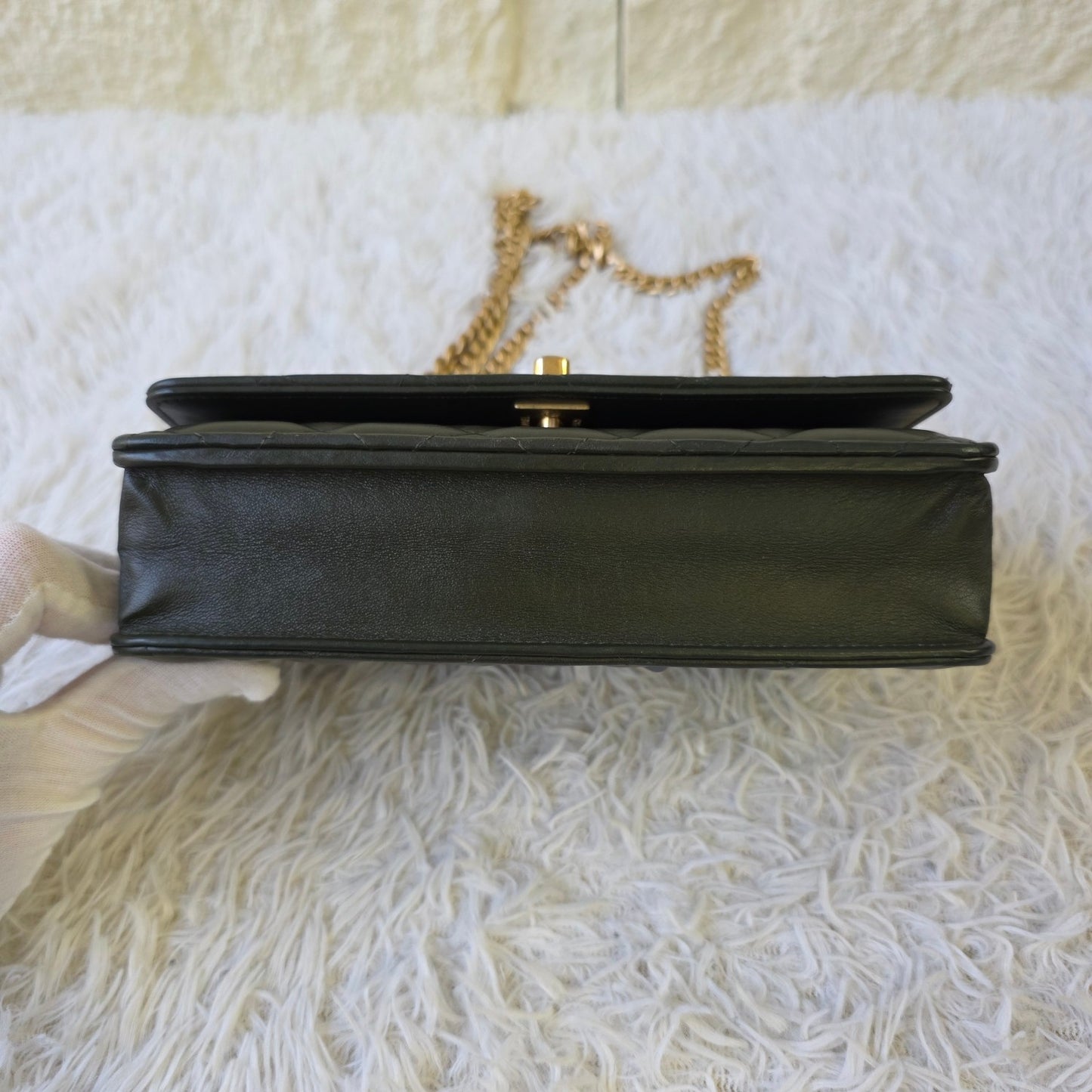 Chanel Quilted Leather Chain Wallet Bag (Pre-Owned)