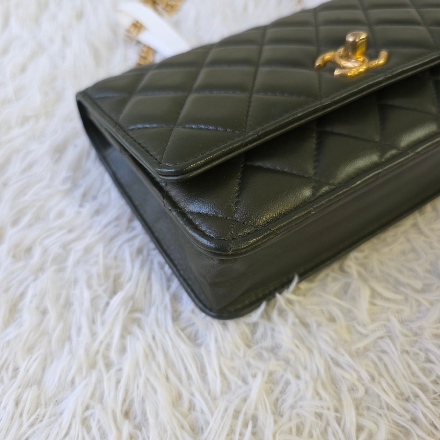Chanel Quilted Leather Chain Wallet Bag (Pre-Owned)