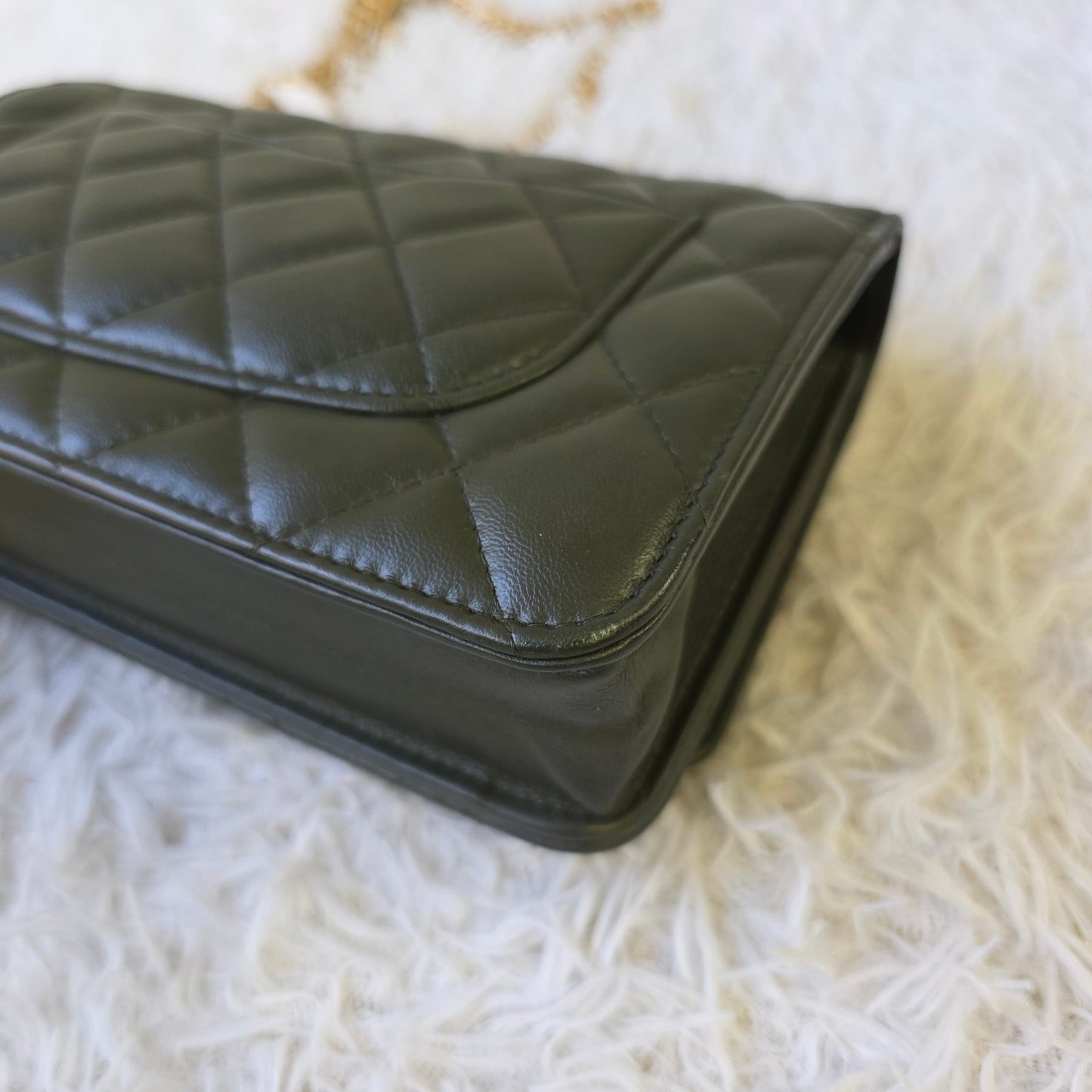 Chanel Quilted Leather Chain Wallet Bag (Pre-Owned)