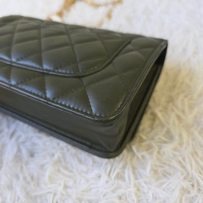 Chanel Quilted Leather Chain Wallet Bag (Pre-Owned)