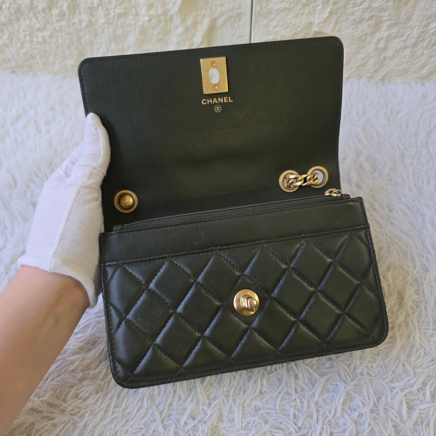 Chanel Quilted Leather Chain Wallet Bag (Pre-Owned)