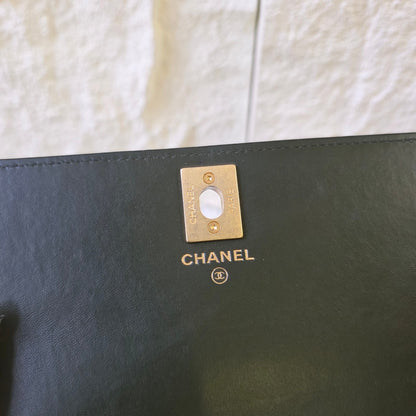 Chanel Quilted Leather Chain Wallet Bag (Pre-Owned)