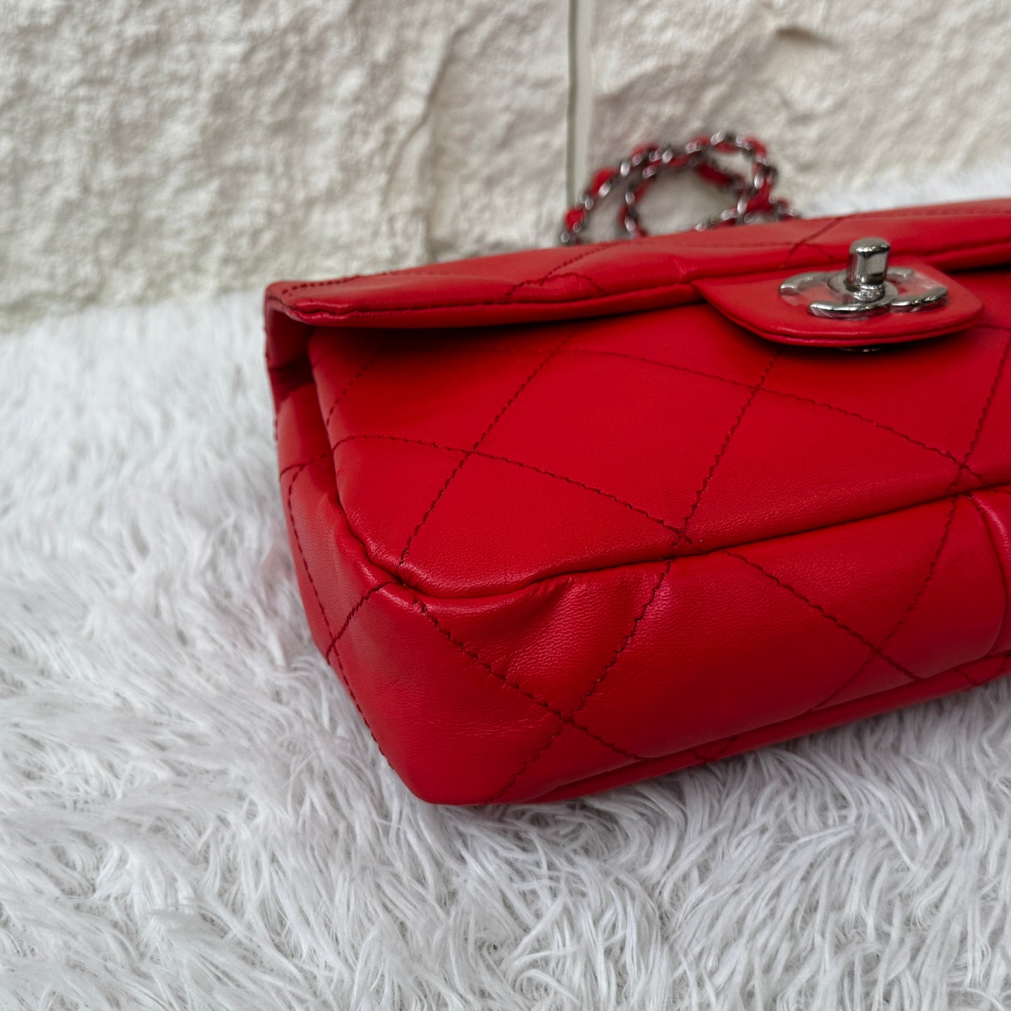 Chanel Red Quilted Lambskin Classic Flap Shoulder Bag (Pre-Owned)