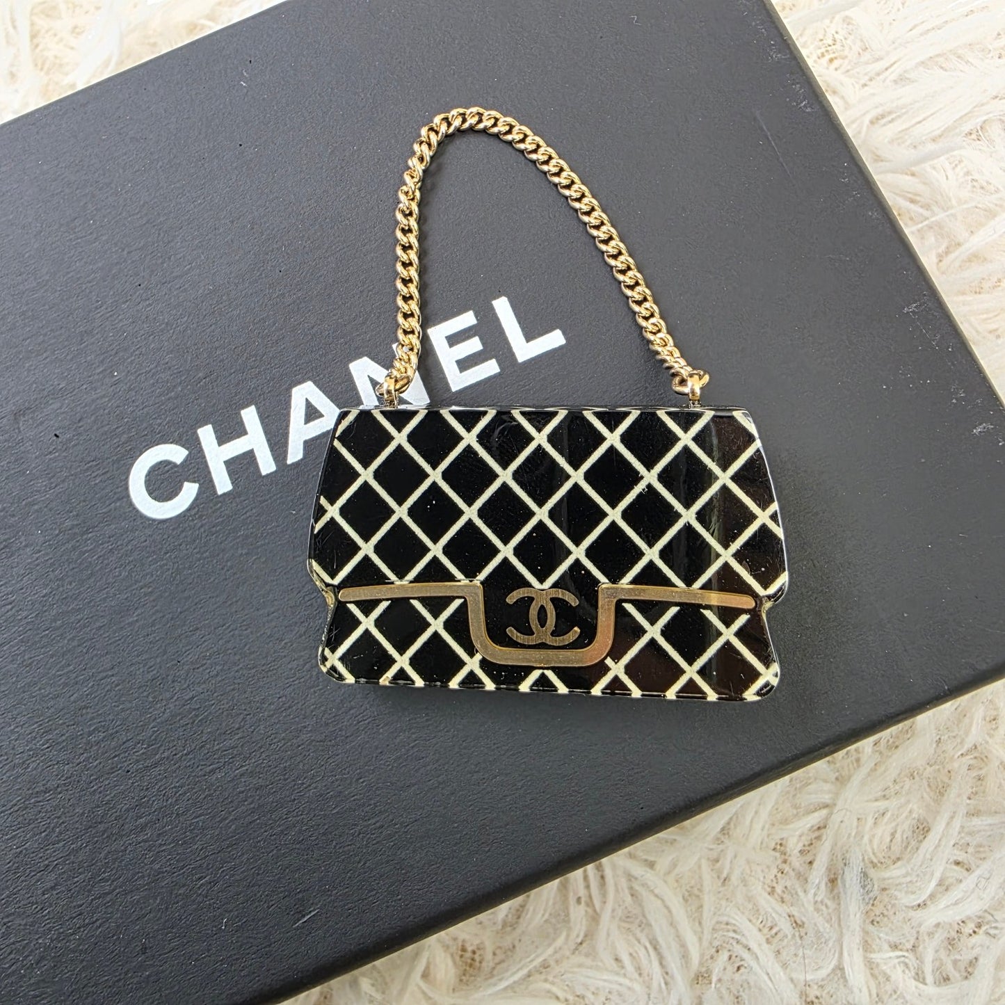 Chanel Black Quilted Pattern Chain Mini Bag (Pre-Owned)