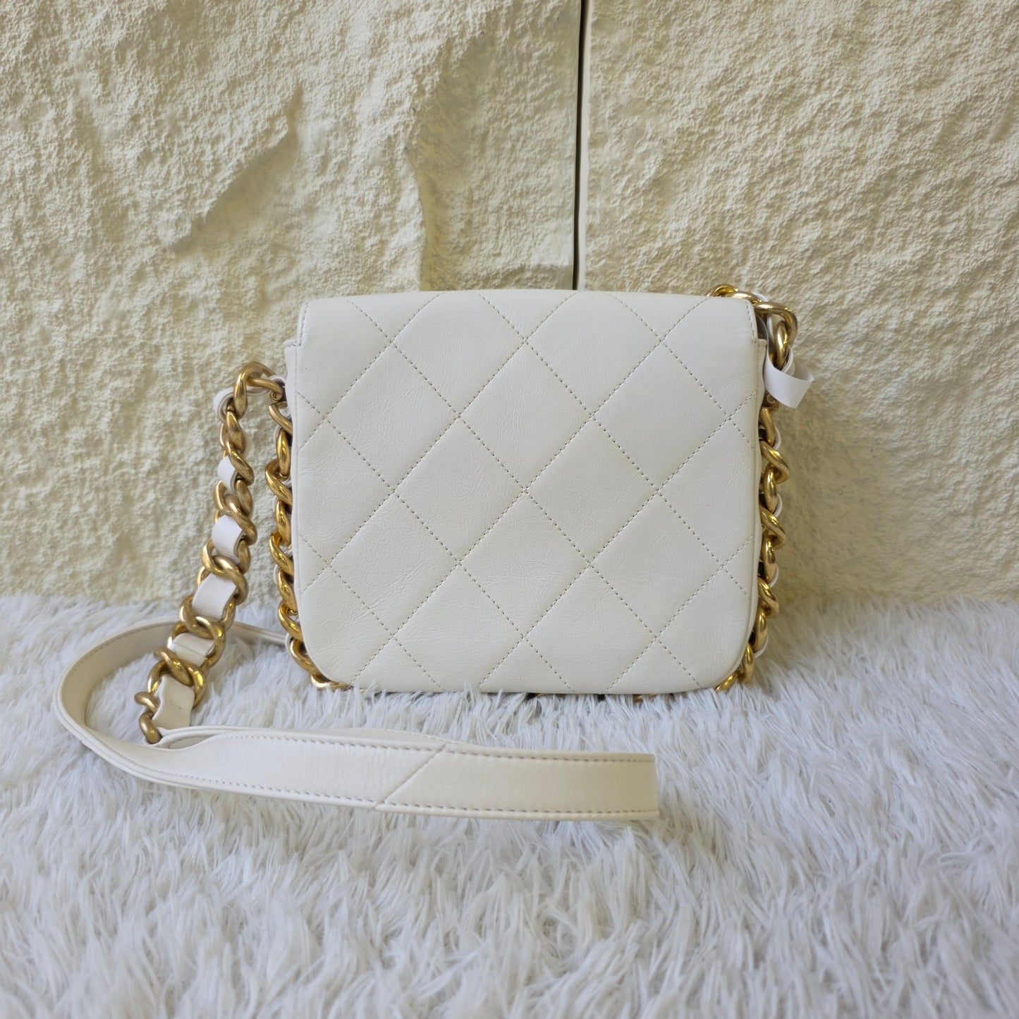 Chanel White Quilted Leather Chain Shoulder Bag (Pre-Owned)