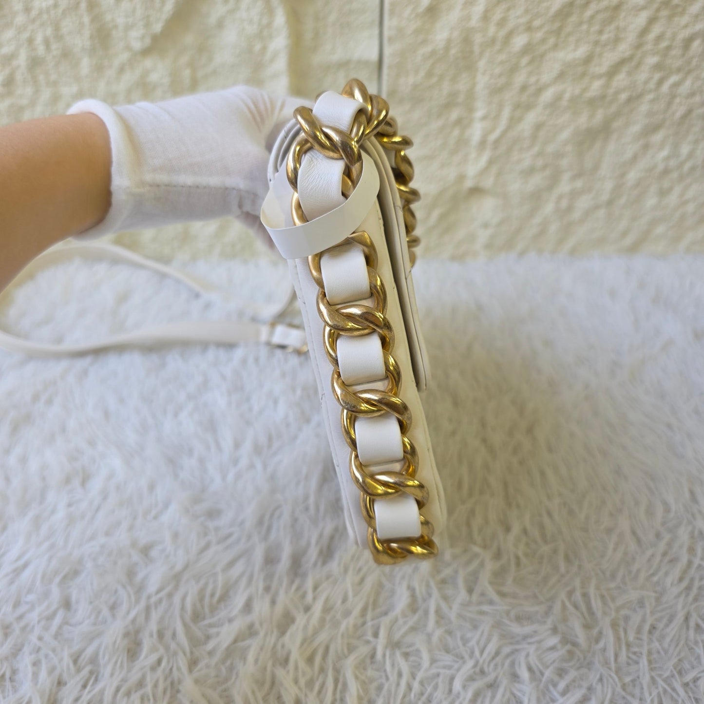 Chanel White Quilted Leather Chain Shoulder Bag (Pre-Owned)