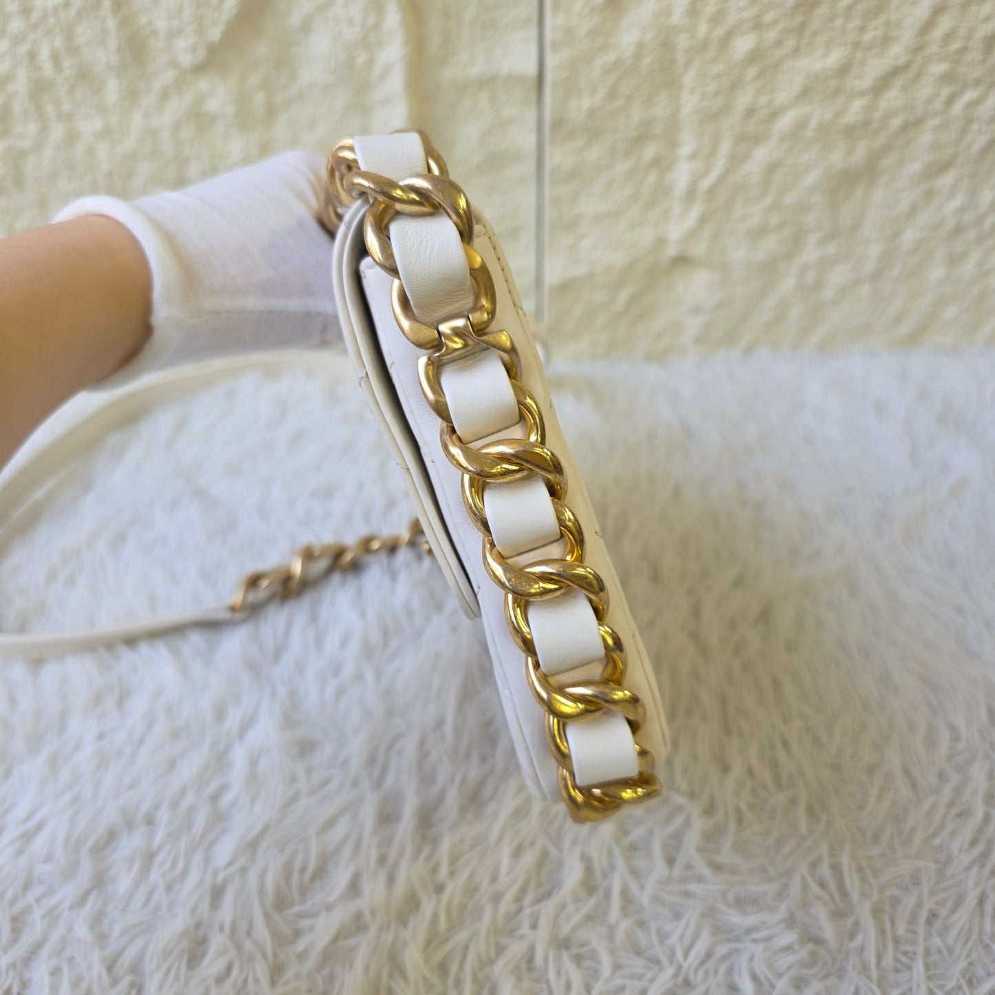 Chanel White Quilted Leather Chain Shoulder Bag (Pre-Owned)