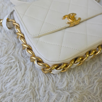 Chanel White Quilted Leather Chain Shoulder Bag (Pre-Owned)