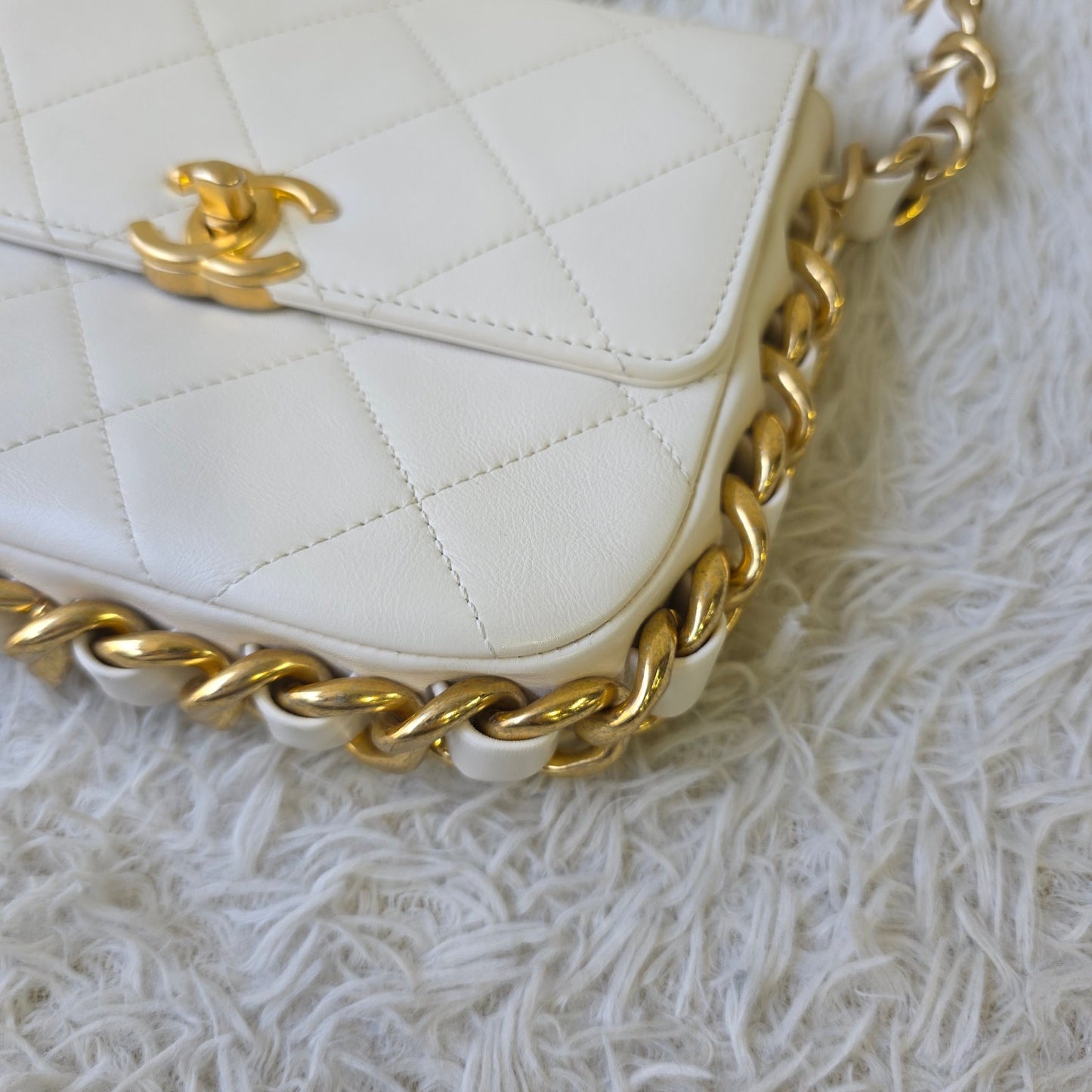 Chanel White Quilted Leather Chain Shoulder Bag (Pre-Owned)