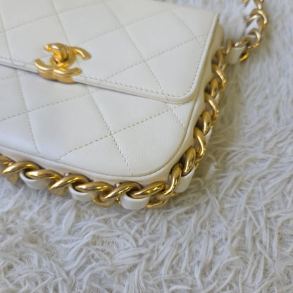 Chanel White Quilted Leather Chain Shoulder Bag (Pre-Owned)